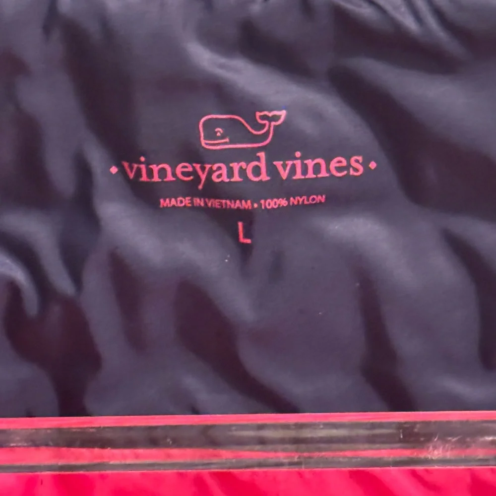 Vineyard Vines Women’s Mountain Weekend Puffer Vest - Picture 6 of 7